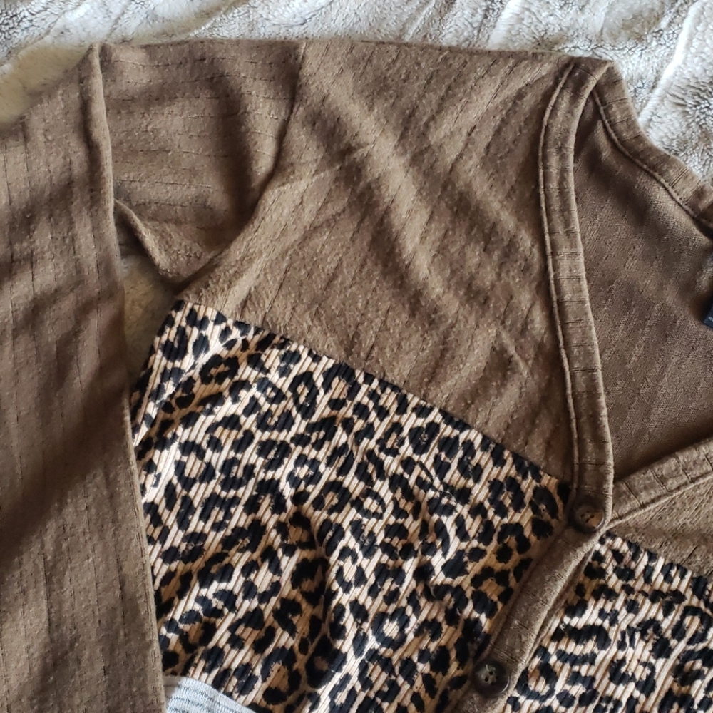 Buckle Daytrip Leopard Top - Picture 4 of 6